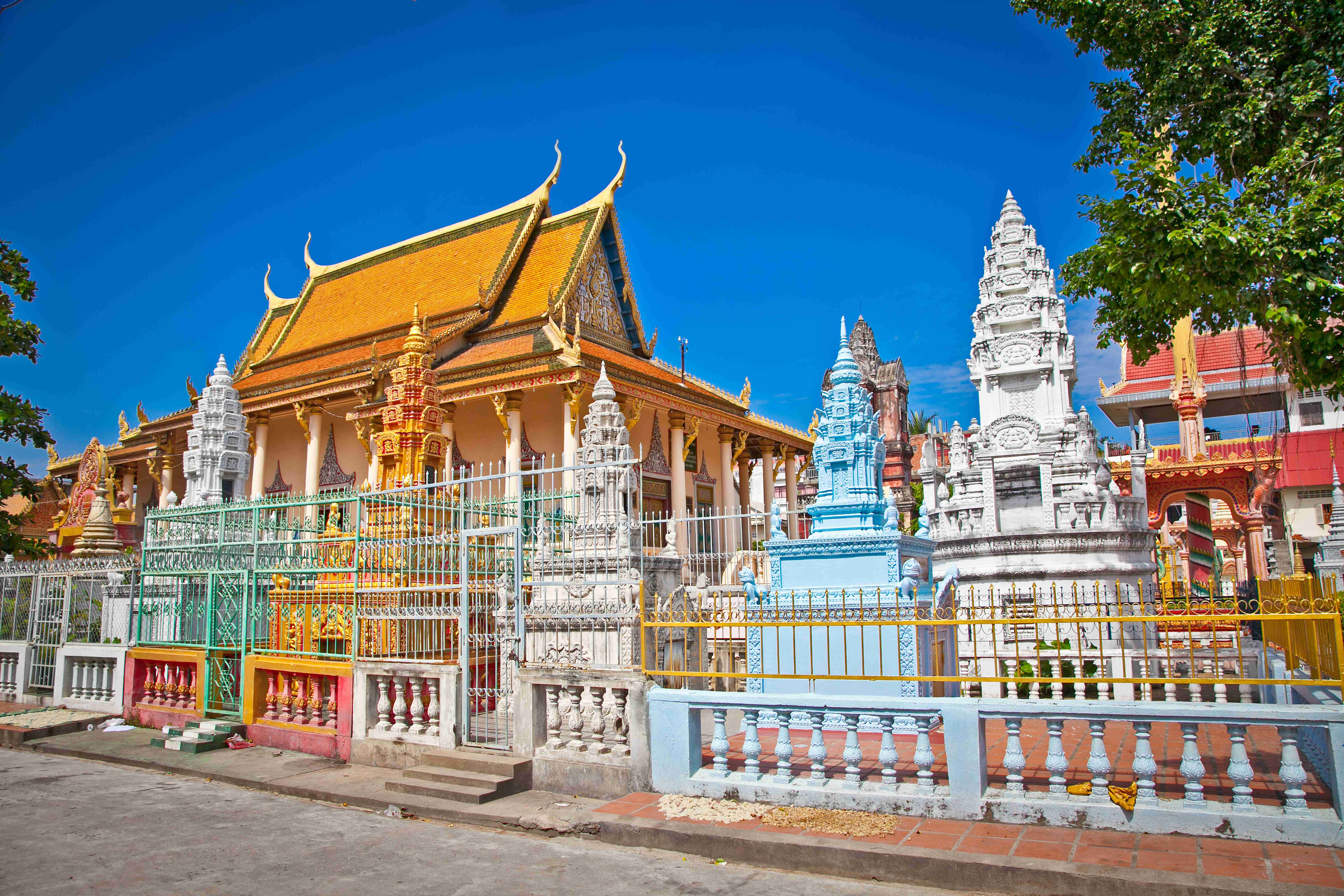 buddhist-temple-phnom-penh-cambodia-11zon